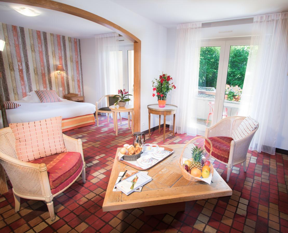 Hotel Les Trois Soleils Saint-Céré Esterno foto